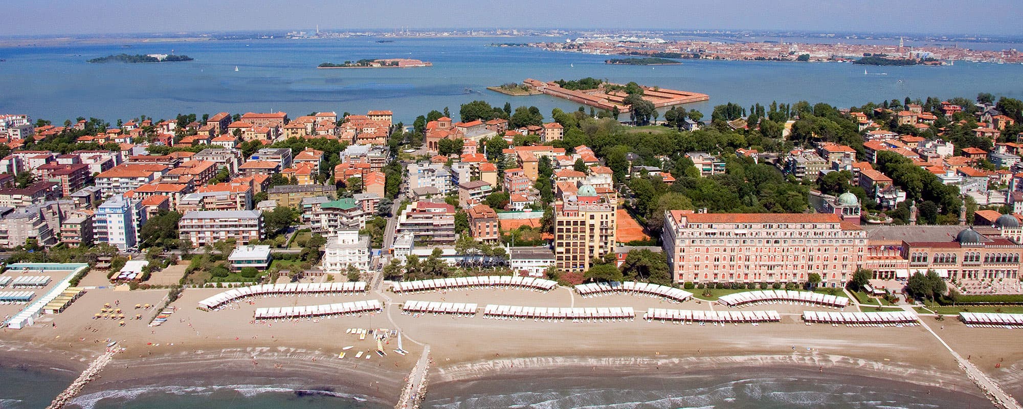 L'Hotel Villa Pannonia è situato a 300 metri dalla stazione dei vaporetti per raggiungere Venezia.